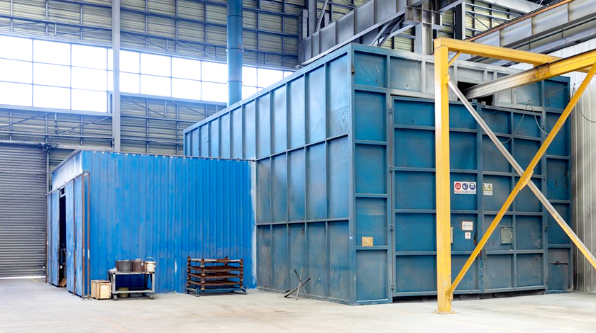 Geschlossene Heißzink-Spritzwerkstatt mit unabhängigem und fortschrittlichem Belüftungssystem. Umweltschutz, Professionalität und hohe Qualität.