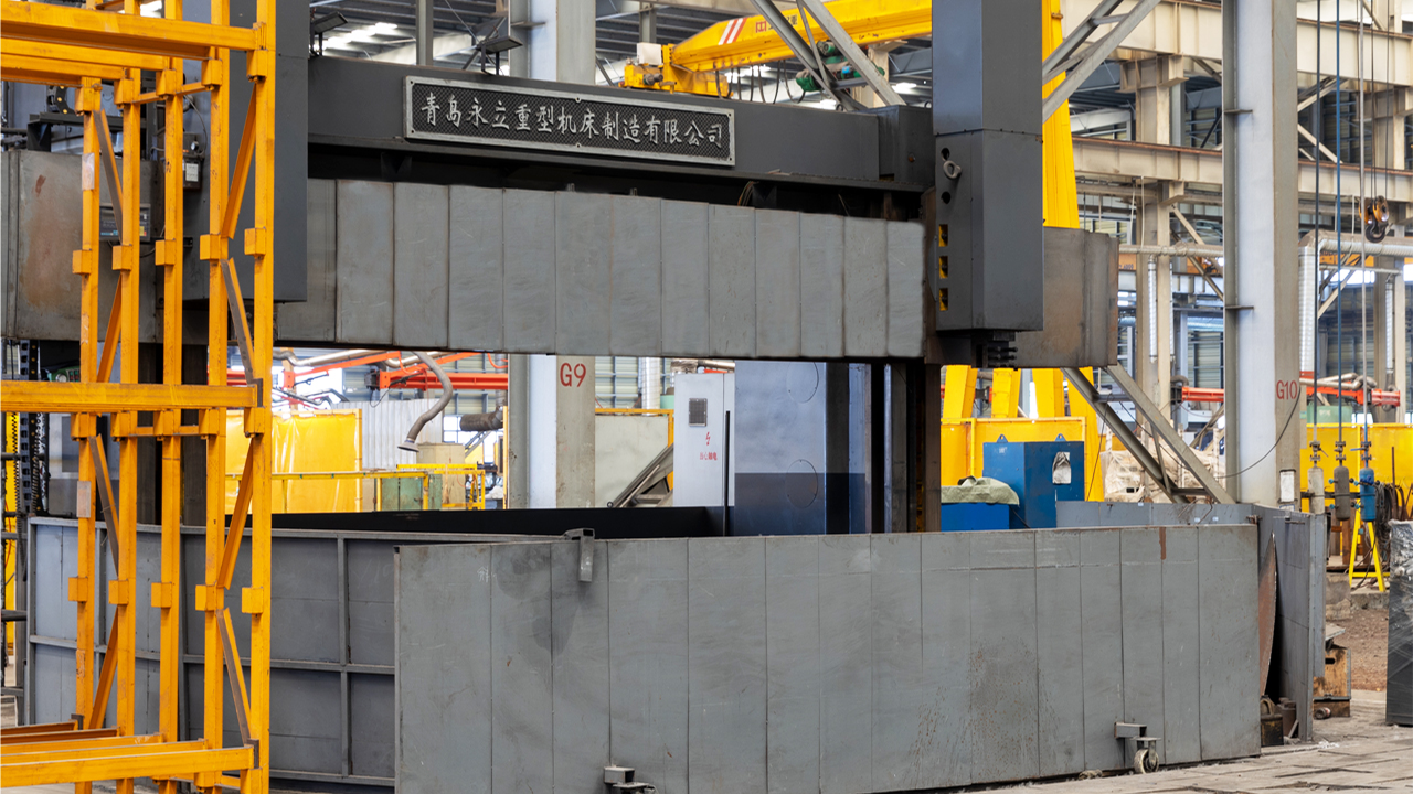 Eine spezialisierte Drehmaschine für die Bearbeitung von Strukturbauteilen wie Verriegelungsscheiben von Windkraftanlagen mit professioneller Ausrüstung.