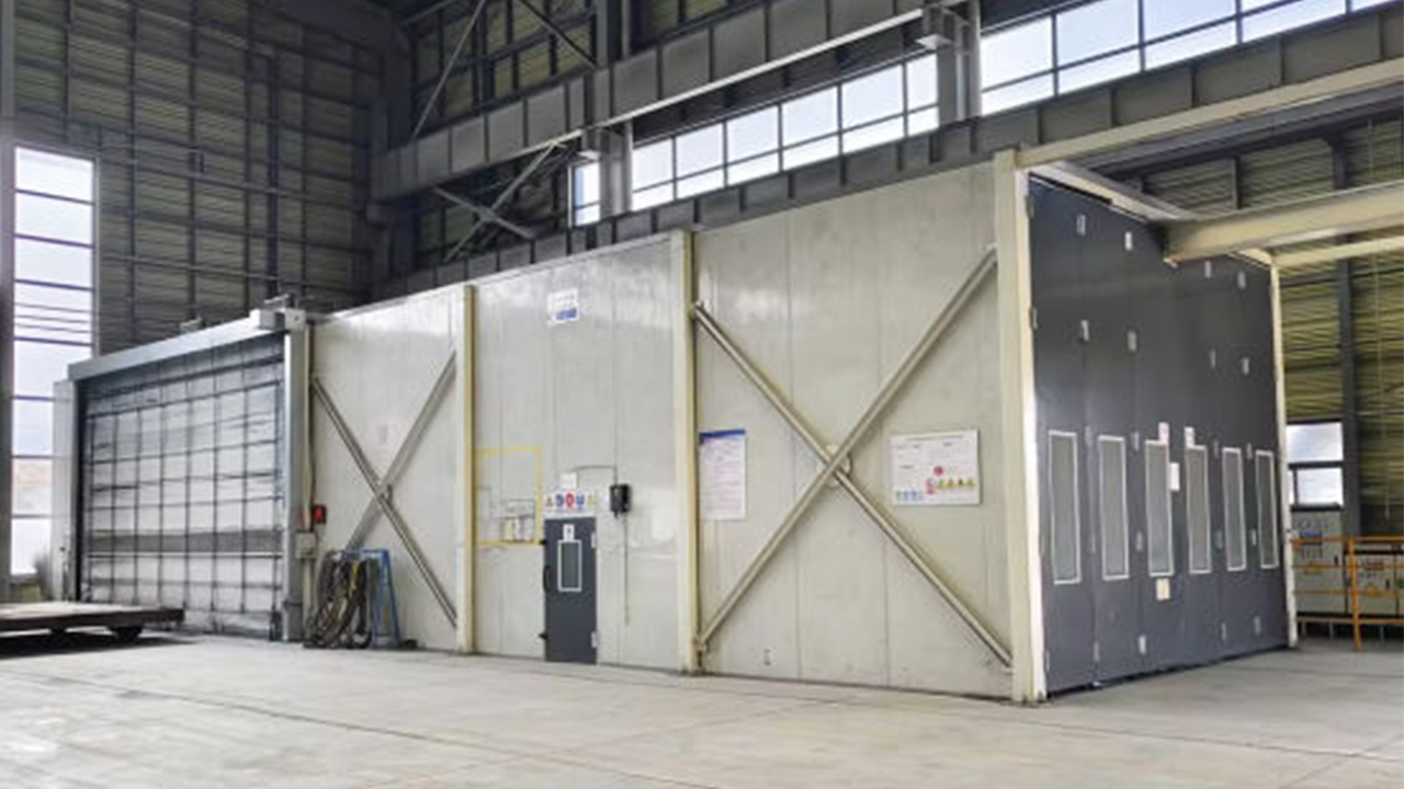 Geschlossene Spritzwerkstatt, automatisierte Spritzausrüstung, kann schnell trocknen, verkürzt den Lackierprozesszyklus, unabhängiges Luftreinigungssystem, erfüllt die Anforderungen des Umweltmanagements.